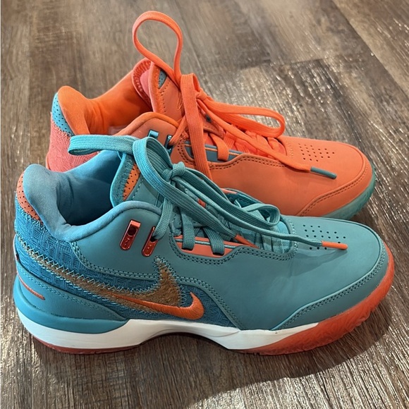 LeBron boys basketball shoes - Picture 1 of 5
